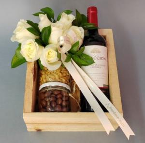 Caja con vino y rosas blancas