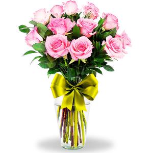 24 rosas color rosa en florero