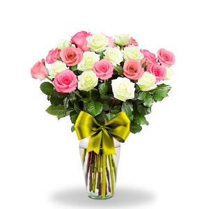 Florero con 24 rosas combinadas en tono blanco y rosa