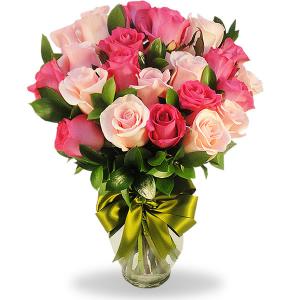 Florero con 24 rosas combinadas en tono fiusha y rosa