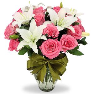 Florero con lilis blancos y 24 rosas rosa