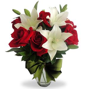 Florero con lilis blancos y 6 rosas roja