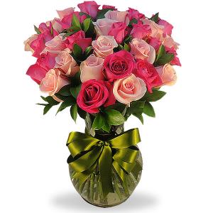 Florero con 50 rosas combinadas en tono fiusha y rosa