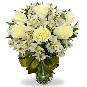 Florero con alstromerias y 6 rosas blancas