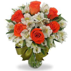 Florero con alstromerias y 6 rosas naranjas