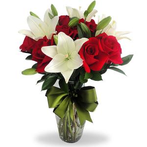 Florero con lilis blancos y 12 rosas roja
