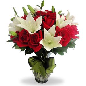 Florero con lilis blancos y 24 rosas roja