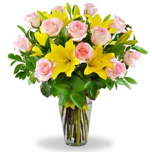 Florero con lilis amarillos y 24 rosas rosa