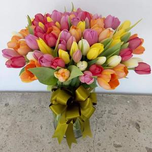Florero con 50 tulipanes combinados