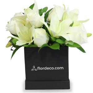 Caja con 12 rosas blanca y lilis