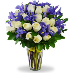 Florero con iris y 24 rosas blanca