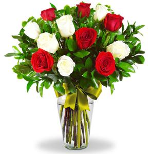 Florero con 12 rosas combinadas en tono blanco y rojo