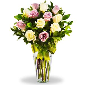 Florero con 12 rosas combinadas en tono blanco y rosa