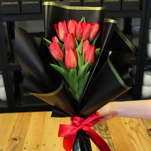 Ramo de tulipanes rojo