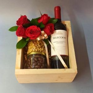 Caja con vino y rosas rojas