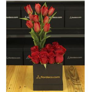 Caja tulipanes y rosa roja