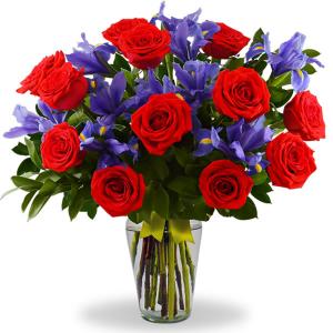 Florero con iris y 12 rosas rojas