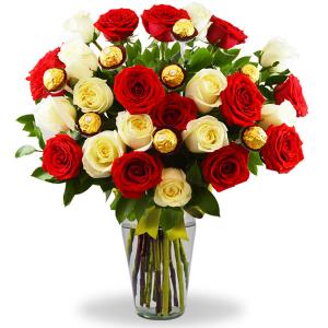Florero con 24 rosas combinadas y Ferreros