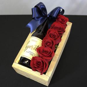 Caja con rosas rojas y cerveza