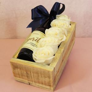 Caja con rosas blancas y cerveza