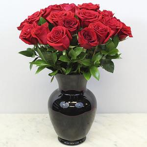 Florero con 24 rosas rojas en florero negro