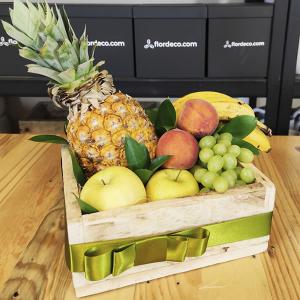 Caja de madera con fruta  