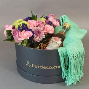Caja con flores y regalos