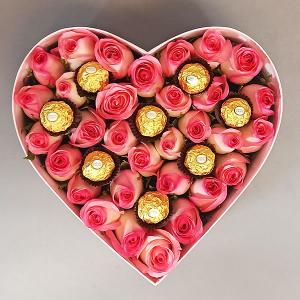 Corazon de rosas rosa y Ferreros