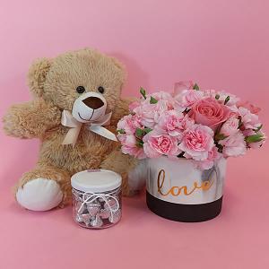 Arreglo love pink con oso y chocolates