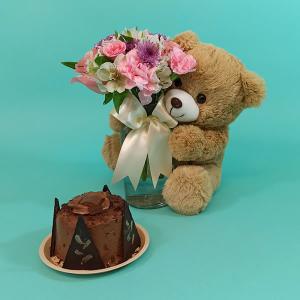 Osito con flores y pastel