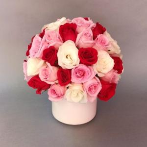 Rosas rosa, blanca y roja en ceramica