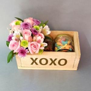 Caja XOXO con flores and candy