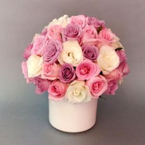 Rosas rosa, blanca y lila en ceramica