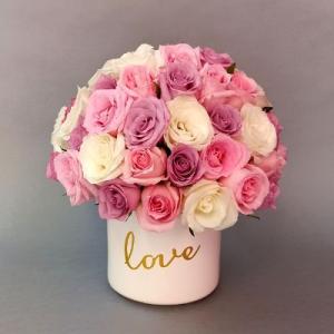 Rosas rosa, blanca y lila en ceramica love