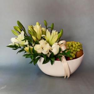 Frutero de ceramica con flores blancas y frutas