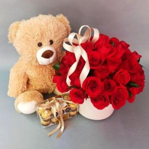 50 rosas rojas con oso y chocolates