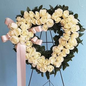 Corazon con flores blancas