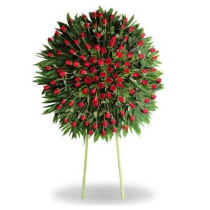 Corona con 100 rosas rojas y follaje verde 