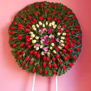 Corona funeraria de rosas y orquideas  sympathy flowers