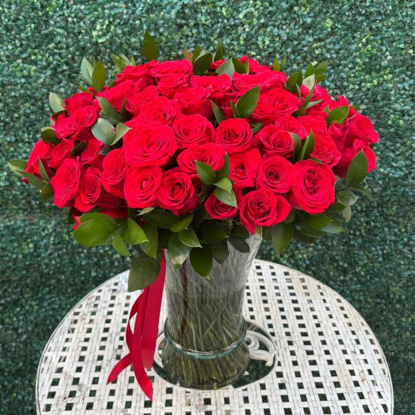 100 Rosas rojas en florero 3856