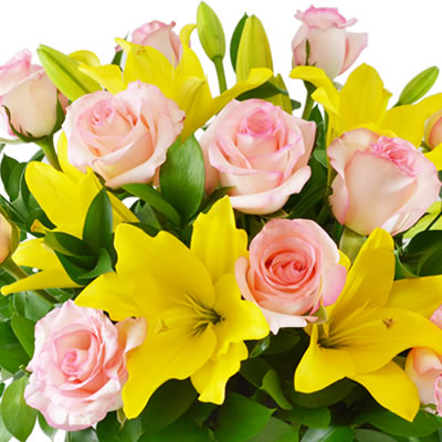 Florero con lilis amarillos y 12 rosas rosa 2363