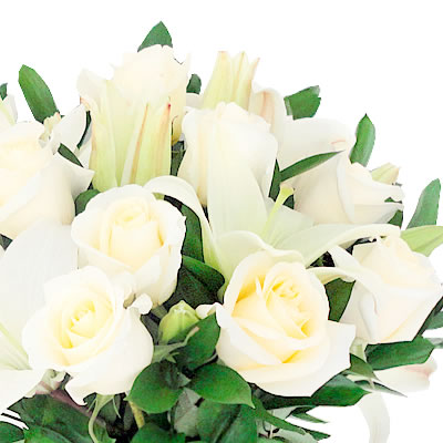 6 rosas blancas en jarron con lilis blancos 2343