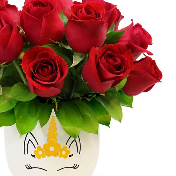 12 rosas rojas en bowl con diseño de unicornio 2528