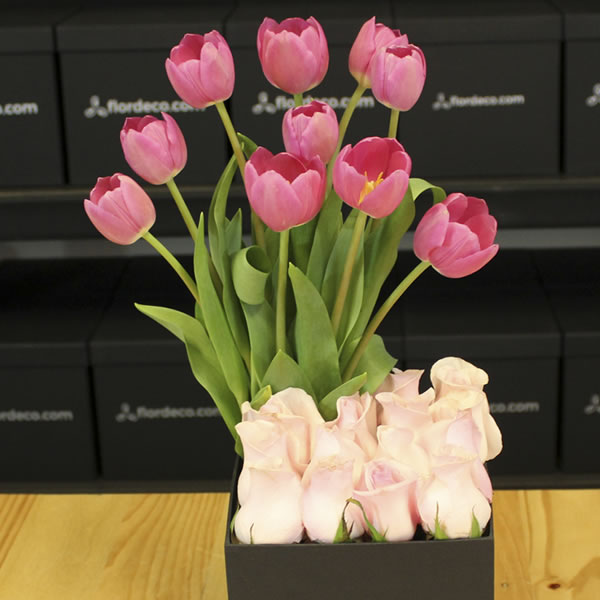 Tulipanes y rosas roa en caja negra 2593