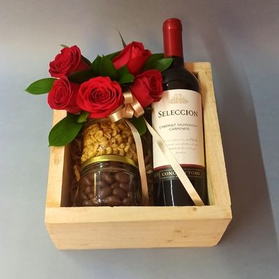 Caja con vino y rosas rojas 3303