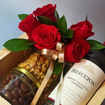 Vino, botanita y rosas rojas en caja de madera 3304