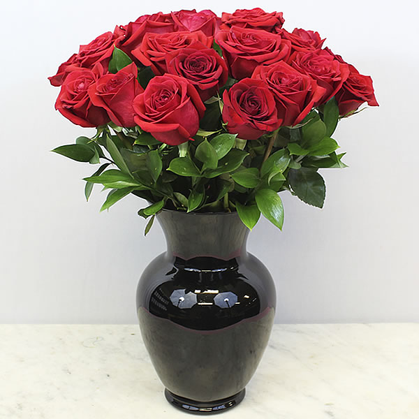 Florero con 24 rosas rojas en florero negro 2754