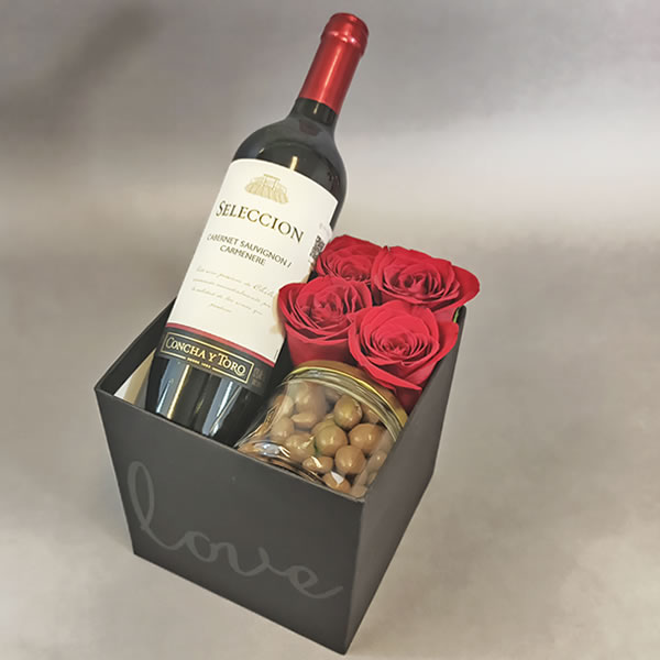 Caja Love con vino y rosas 2999