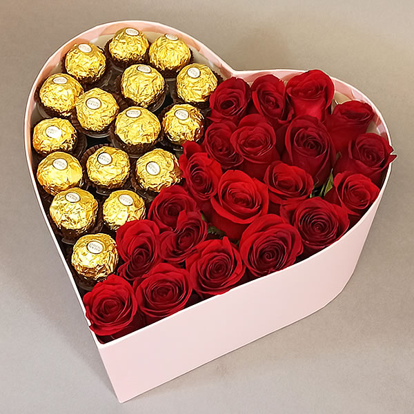 Caja corazon con chocolates y rosas rojas 3033