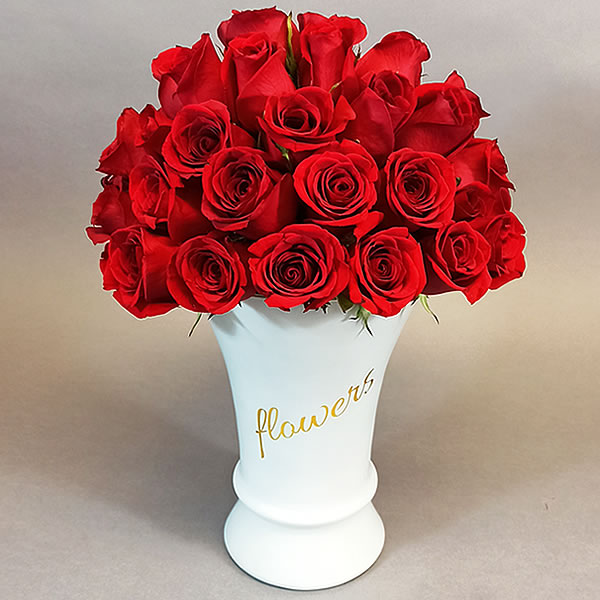Rosas rojas en florero blanco 3035